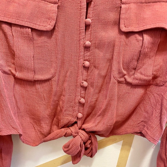 Button tied crop blouse - Picture 3 of 5